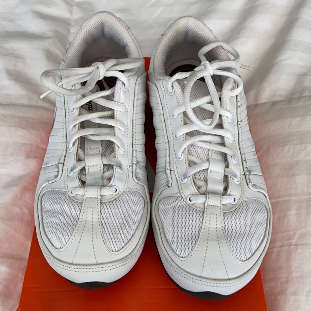 VINTAGE Women’s Nike Musique sneakers